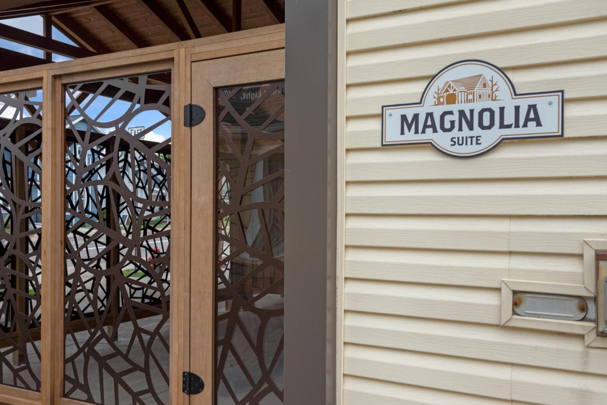 Magnolia Suite - Main Street Lodge In برلين المظهر الخارجي الصورة